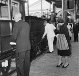 856270 Afbeelding van het bezoek van afgevaardigden van buitenlandse spoorwegdirecties aan de jubileumtentoonstelling ...